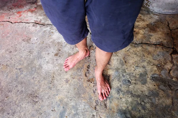 Piedi nudi da uomo su sfondo pavimento in legno — Foto Stock