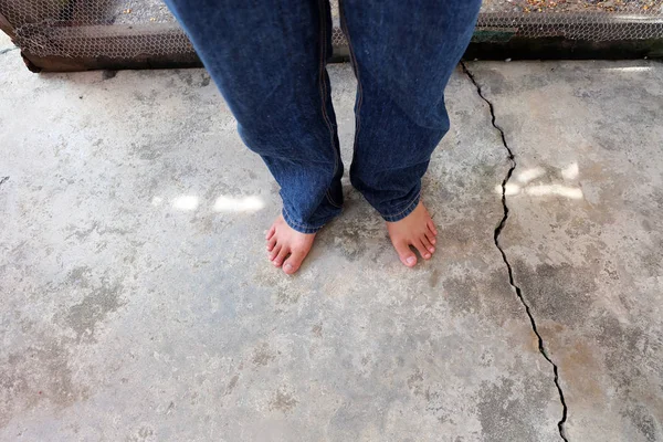 Erkeğin çıplak ayak beton zemin üzerine