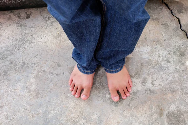 Male's Bare Feet on Concrete Background — Stock Photo, Image