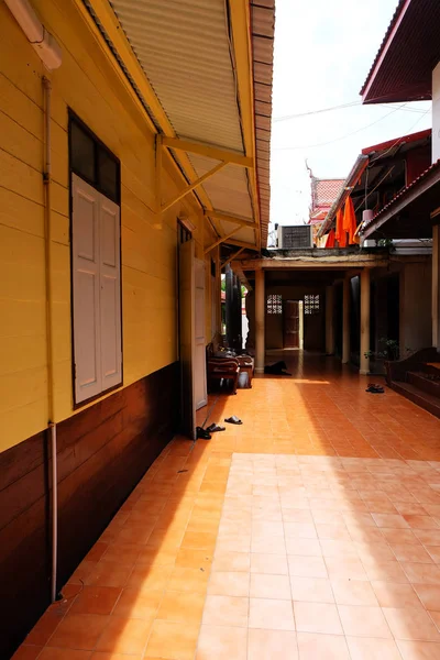 Casa del Monje Túnica amarilla en la línea de tela de Buddhist en templo tailandés — Foto de Stock