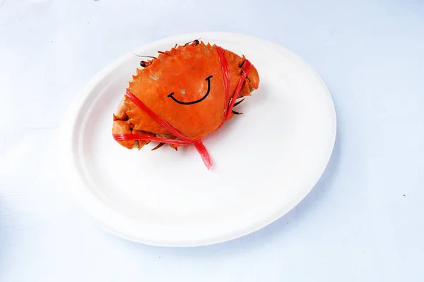 新鮮なカニ、白い背景で隔離海蟹笑顔 — ストック写真