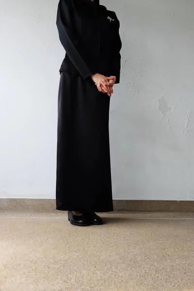Trauerfüße weiblich in schwarzen flachen Schuhen und schwarzem Kleid, das auf dem Betongrund steht — Stockfoto