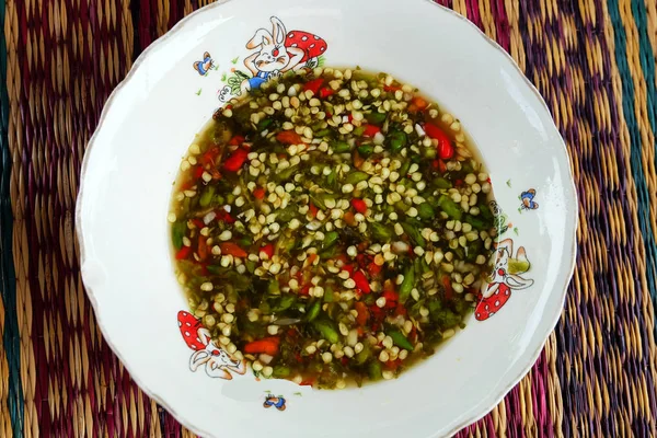 Chille ve balık sosu palet arka plan üzerinde kapatın