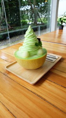 Buz kavun Bingsu, Kore tatlı dondurma kavun ahşap masa üzerinde kapatın