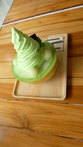 Close Up Ice Melon Bingsu, Postre coreano helado Cantaloupe en mesa de madera —  Fotos de Stock