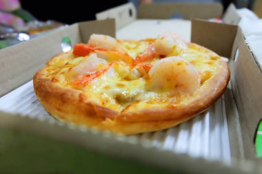 Karides, Pizza Pizza yemek arka plan arka plan üzerinde parça yakın