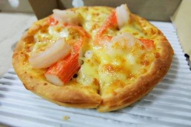 Karides, Pizza Pizza yemek arka plan arka plan üzerinde parça yakın