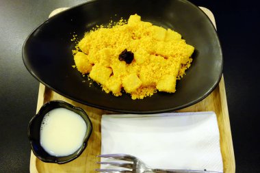 Lezzetli Kızarmış peynirli çubuk ahşap plaka arka plan arka plan üzerinde şekerli yoğunlaştırılmış süt ile tedavi