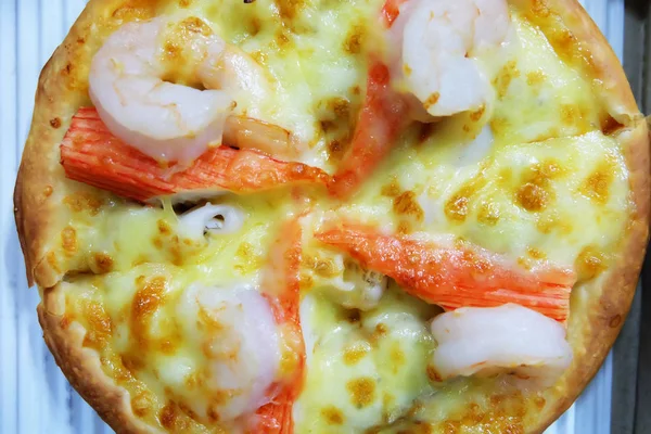 Pizza com camarão, Close Up Pedaço de Pizza no fundo do prato — Fotografia de Stock