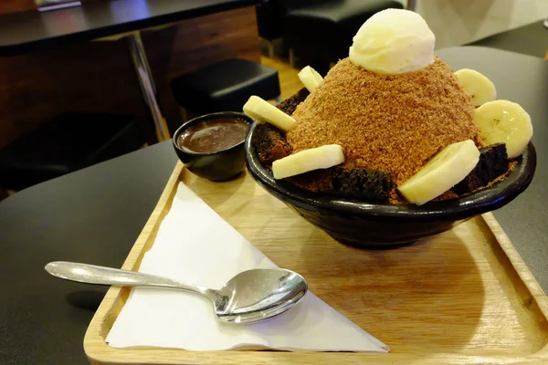 Bingsu チョコレート バナナ果実 - 木製のテーブル背景に韓国のデザート — ストック写真