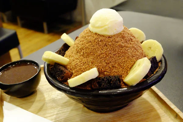 Bingsu Schokolade mit Bananenfrüchten - koreanisches Dessert auf Holztischhintergrund — Stockfoto