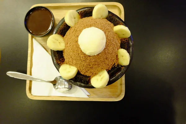 Bingsu チョコレート バナナ果実 - 木製のテーブル背景に韓国のデザート — ストック写真