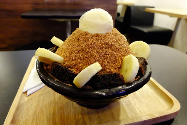 Chocolate Bingsu com frutas de banana - Sobremesa coreana em fundo de tabela de madeira — Fotografia de Stock