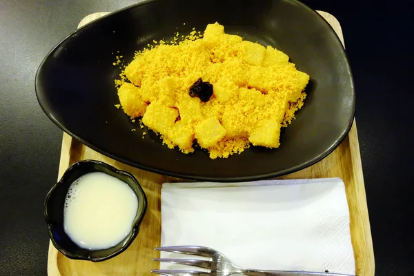 Lezzetli Kızarmış peynirli çubuk ahşap plaka arka plan arka plan üzerinde şekerli yoğunlaştırılmış süt ile tedavi