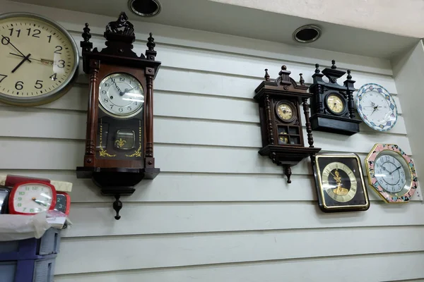 复古时钟, 不同风格的旧钟在复古墙背景背景 — 图库照片