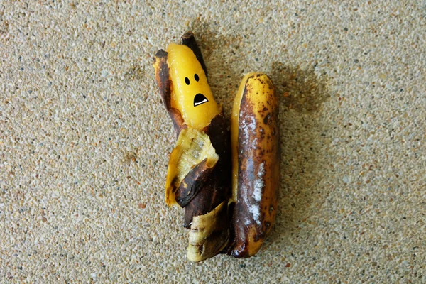 Banan med rädd - bananer ansikte på konkreta bakgrund — Stockfoto