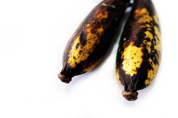 腐烂的香蕉, 关闭一个更强大的腐烂香蕉隔离在白色的背景 — 图库照片
