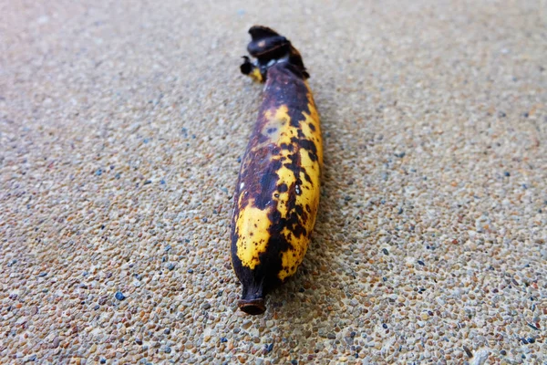 腐烂的香蕉, 在混凝土背景上隔离的更大的腐烂香蕉 — 图库照片