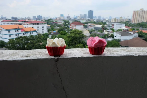 Gâteau à la vapeur avec papier rouge, Dessert thaïlandais sur fond de vue sur l'arbre vert — Photo