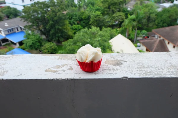 Bolo de copo cozido no vapor branco com papel vermelho, sobremesa tailandesa no fundo da vista do edifício — Fotografia de Stock