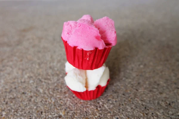 Thai Dessert, vit och rosa ångad Cup Cake på konkreta bakgrunden — Stockfoto