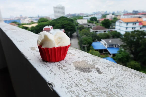 Bolo de copo cozido no vapor branco com papel vermelho, sobremesa tailandesa no fundo da vista do edifício — Fotografia de Stock