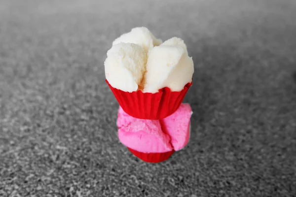 Dessert thaïlandais, Gâteau à la vapeur blanc et rose sur fond de béton — Photo