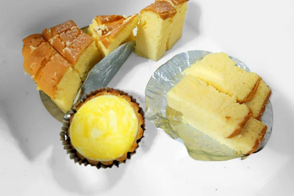 新鲜蛋馅饼和黄油蛋糕, 在白色背景中分离的软蛋糕片 — 图库照片