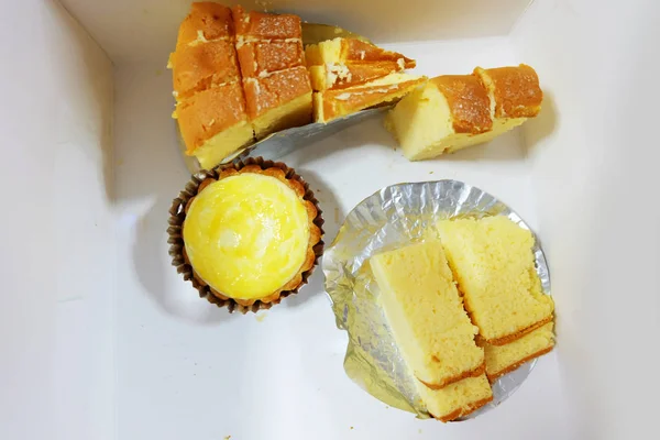 Torta de ovo fresco e bolo de manteiga, fatia de bolo macio isolado no fundo branco — Fotografia de Stock