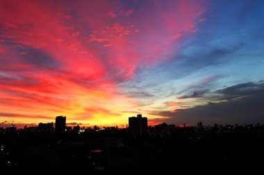 Güzel gece gökyüzü manzara arka plan için şehir kurma günbatımı doku ile