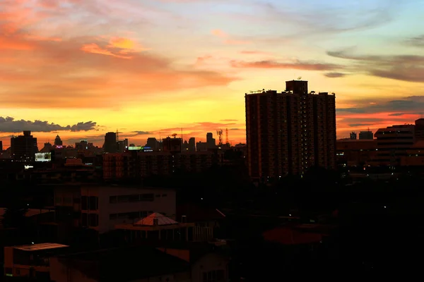 Gyönyörű éjszaka ég, a táj, a város-épület naplemente textúra a háttér — Stock Fotó