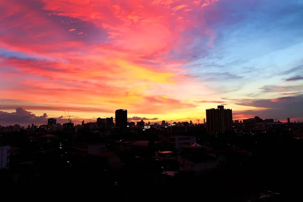 Krásná noční obloha, krajina budovatelské slunce textury pro pozadí — Stock fotografie
