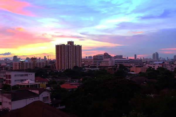 Noite bonita com céu, paisagem da cidade Textura do pôr-do-sol do edifício para fundo — Fotografia de Stock