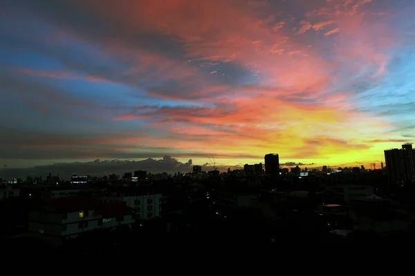 Schöne Nacht mit Himmel, Landschaft der Stadt Gebäude Sonnenuntergang Textur für Hintergrund — Stockfoto