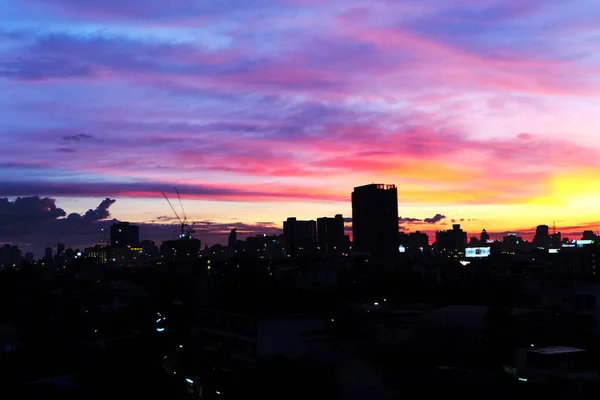 Schöne Nacht mit Himmel, Landschaft der Stadt Gebäude Sonnenuntergang Textur für Hintergrund — Stockfoto