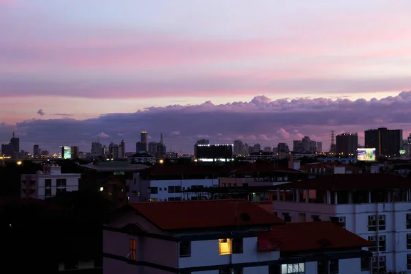 Fialové mraky, krásné fialové obloze mraky budování pozadí — Stock fotografie