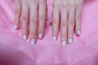 Granit gri çivi. Çivi kadar yakın Lehçe, manikür granit gri Pembe battaniye arka plan üzerinde çivi