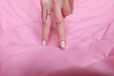 Granit gri çivi. Çivi kadar yakın Lehçe, manikür granit gri Pembe battaniye arka plan üzerinde çivi