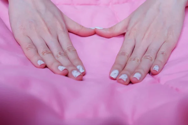 Uña de granito gris. Uñas de cerca polaco, Manicura Granito Gris Clavo sobre fondo manta rosa — Foto de Stock