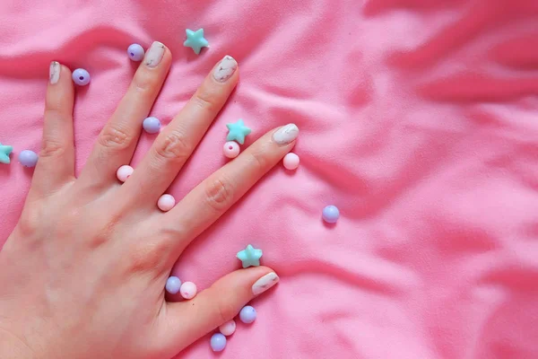 Granite Gray Nail. Tutup Kuku Polandia dengan Bead Berwarna di Latar Belakang Blanket Merah Muda — Stok Foto