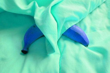 Mavi muz, muz meyve yeşil zemin üzerine yakından