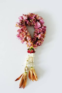 Kurutulmuş Yasemin Garland beyaz arka plan üzerinde izole kapatmak