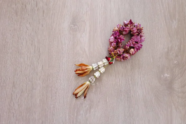 Kurutulmuş Yasemin Garland ahşap zemin zemin üzerine izole kapatmak