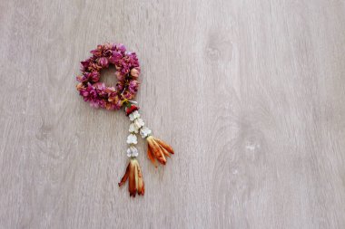 Kurutulmuş Yasemin Garland ahşap zemin zemin üzerine izole kapatmak