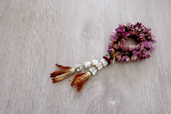 Kurutulmuş Yasemin Garland ahşap zemin zemin üzerine izole kapatmak