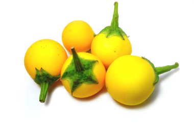 Taze patlıcan, beyaz arka planda sarı patlıcan Thai yakın