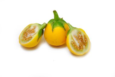 Sarı patlıcan. Tay eggplant beyaz arka plan üzerinde dissect