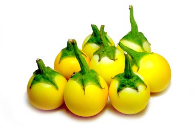 Taze patlıcan, beyaz arka planda sarı patlıcan Thai yakın