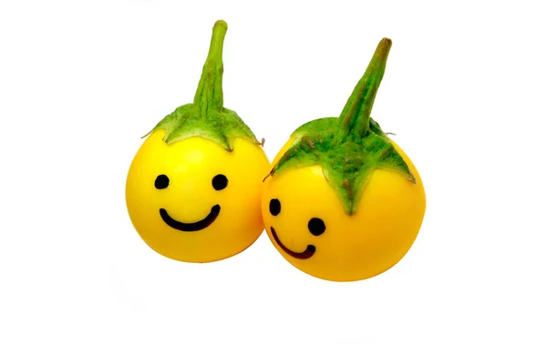 Žlutý Baklažat. Uzavřete Lilrostlinu thajskou zeleninu s úsměvem na bílém pozadí — Stock fotografie