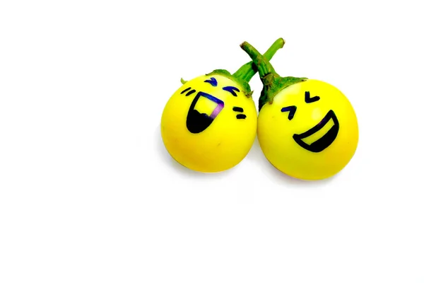 Žlutý Baklažat. Uzavřete Baklažáli se smíchem na bílém pozadí — Stock fotografie
